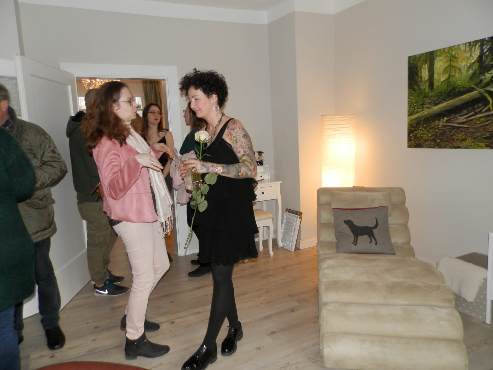 Gäste beim Eröffnungsfest mit Christiana Pachta und Lara-Maria Nestyak