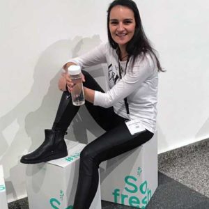 Sophie Kemp auf zwei Ringana Boxen